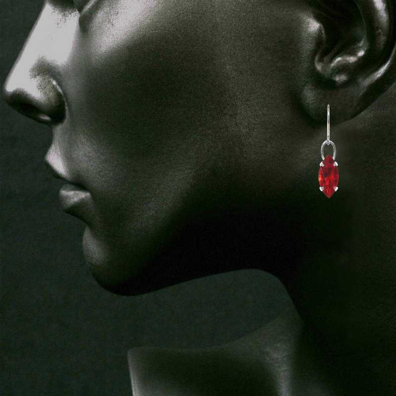 Ohrhänger mit Navette Swarovski Kristallen Farbe: Siam Hell Rot